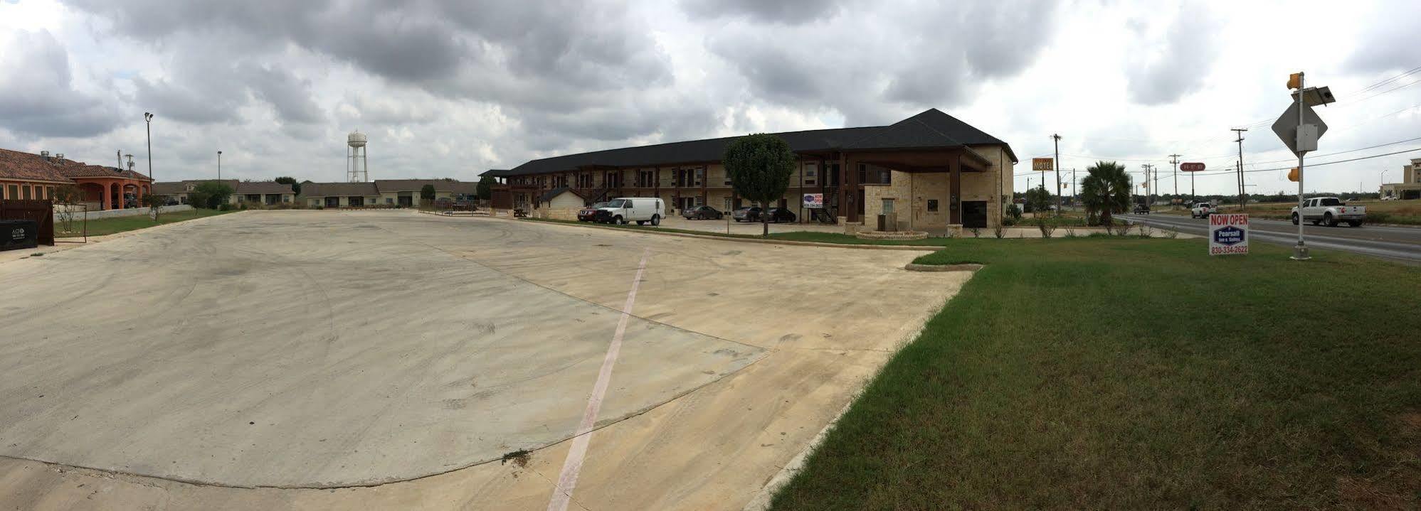 Pearsall Inn And Suites ภายนอก รูปภาพ